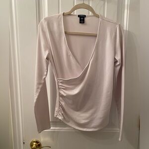GAP STRETCH WOMEN’S SIZE MEDIUM LONG SLEEVE V NECK CRISS CROSS TEE IN WHITE